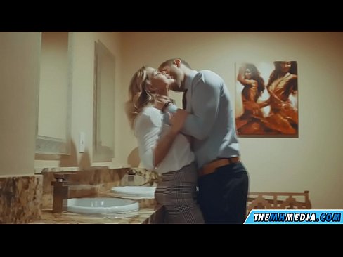 ❤️ Pe a faaosoosoina oe e se blonde busty i totonu o se faletaele lautele ☑ Pono fb ❌